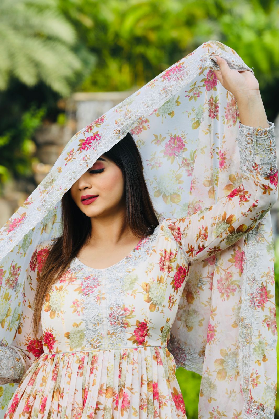 20 Best Photo Poses For Girls In Kurti
